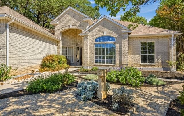 4-bedroom rental at 13947 Amber Crst in San Antonio, TX — photo 2