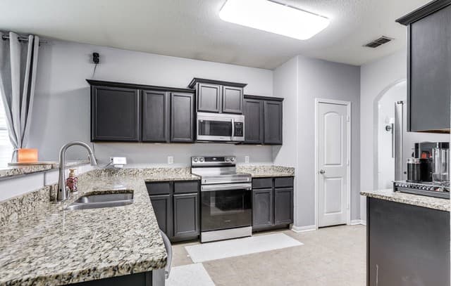 3-bedroom rental at 12114 Luckey Smt in San Antonio, TX — photo 3