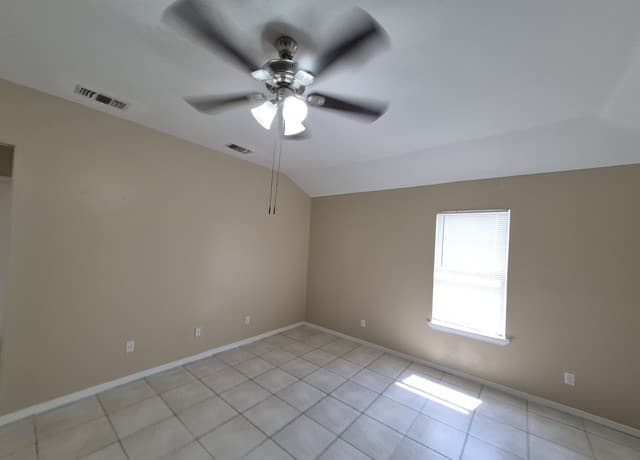 2-bedroom rental at 1016 Blanco Rd. Unit 104 in San Antonio, TX — photo 2