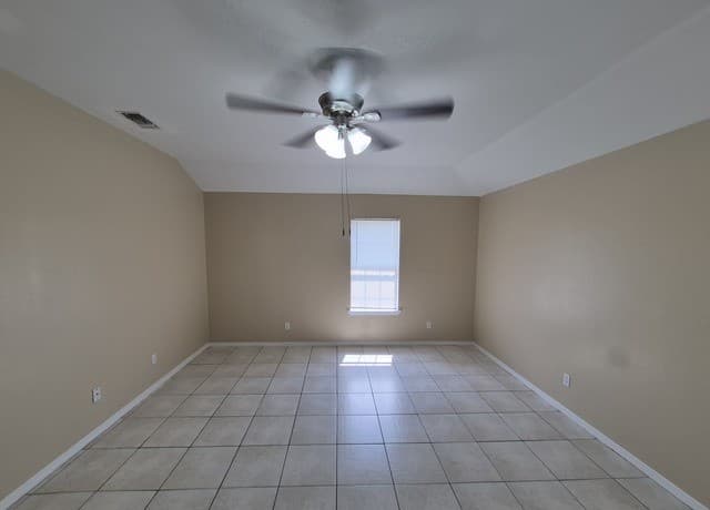 2-bedroom rental at 1016 Blanco Rd. Unit 104 in San Antonio, TX — photo 3