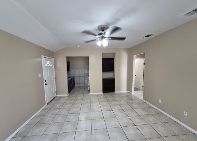 2-bedroom rental at 1016 Blanco Rd. Unit 104 in San Antonio, TX — photo 4