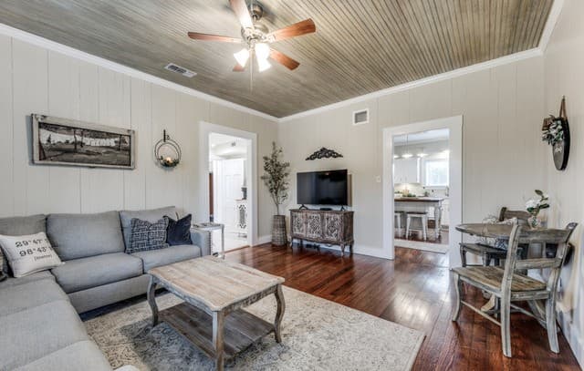 2-bedroom rental at 102/104 School in Boerne, TX — photo 4