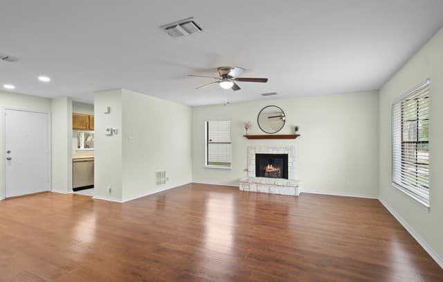 3-bedroom rental at 13638 Princes Knls in San Antonio, TX — photo 2