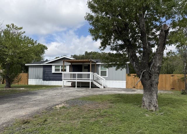 3-bedroom rental at 112 N Wagon Wheel Dr in Boerne, TX — photo 1