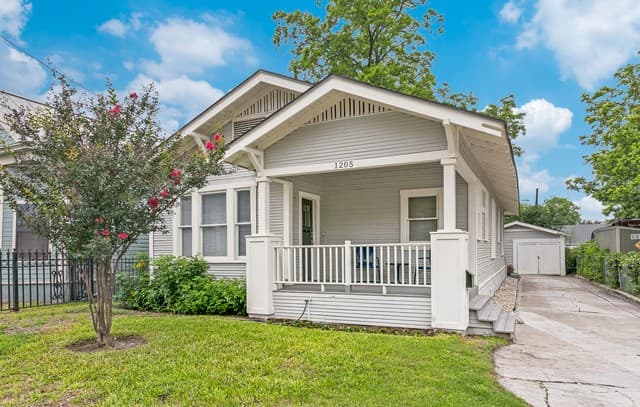 3-bedroom rental at 1205 Burnet St in San Antonio, TX — photo 2