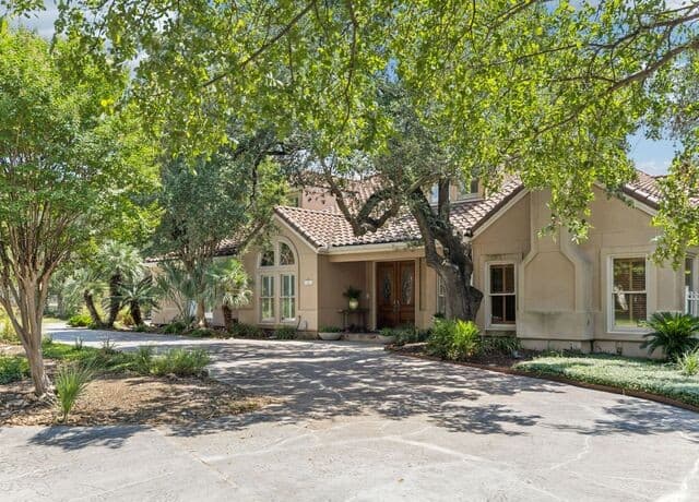 8-bedroom rental at 2 Galleria Drive in San Antonio, TX — photo 1