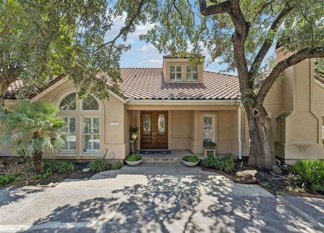 8-bedroom rental at 2 Galleria Drive in San Antonio, TX — photo 2