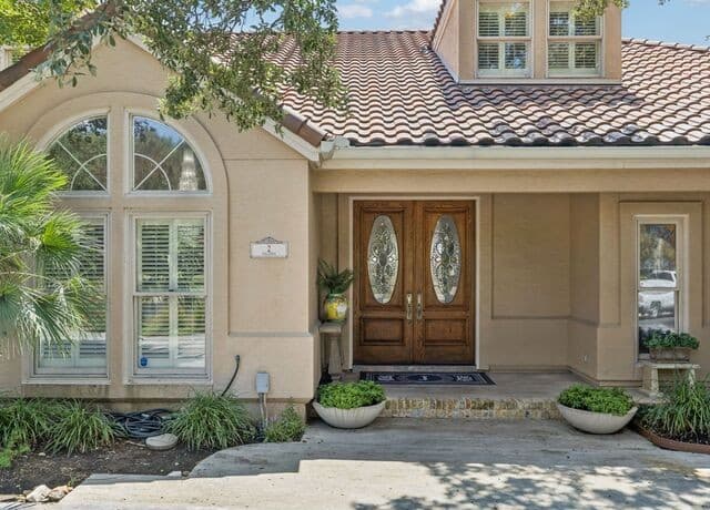 8-bedroom rental at 2 Galleria Drive in San Antonio, TX — photo 3