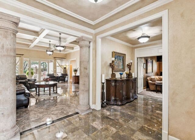 8-bedroom rental at 2 Galleria Drive in San Antonio, TX — photo 5