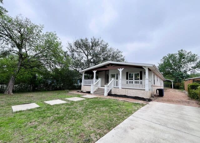 3-bedroom rental at 810 Elizabeth Rd in Terrell Hills, TX — photo 2