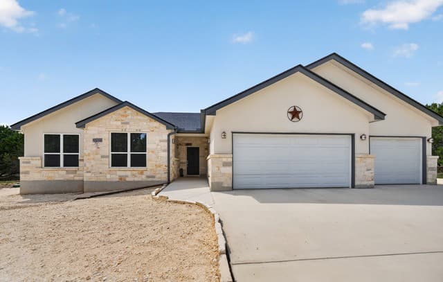 3-bedroom rental at 258 Heinen Rd in Bandera, TX — photo 1