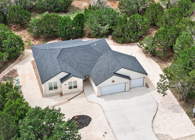 3-bedroom rental at 258 Heinen Rd in Bandera, TX — photo 2