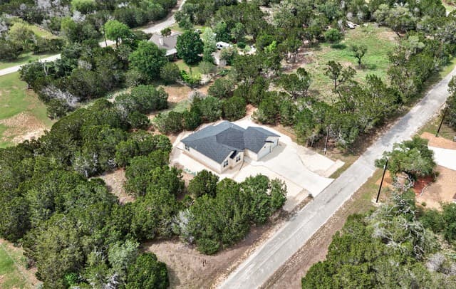 3-bedroom rental at 258 Heinen Rd in Bandera, TX — photo 4