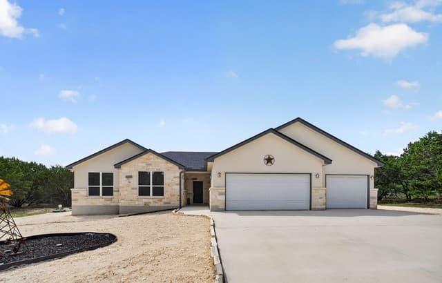 3-bedroom rental at 258 Heinen Rd in Bandera, TX — photo 5