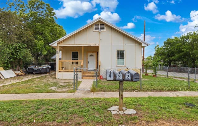 rental at 1021 Center St in San Antonio, TX — photo 1