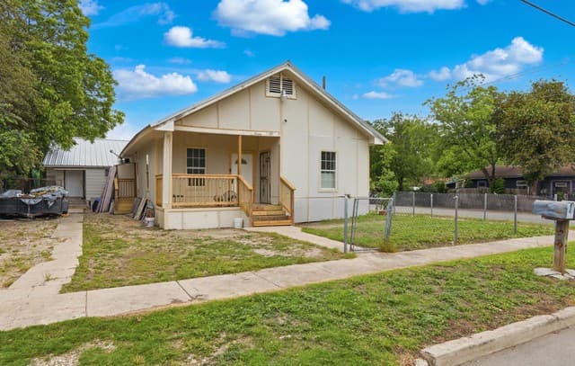 rental at 1021 Center St in San Antonio, TX — photo 2