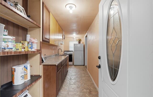 rental at 1021 Center St in San Antonio, TX — photo 3
