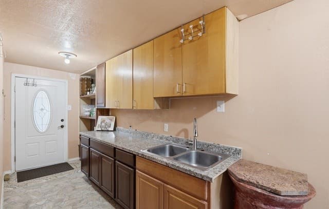 rental at 1021 Center St in San Antonio, TX — photo 4