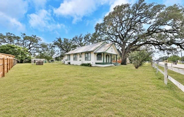 3-bedroom rental at 804 Commerce St in Pleasanton, TX — photo 1