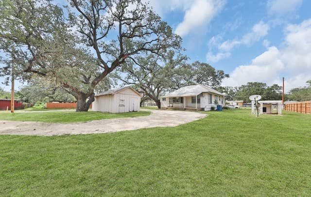 3-bedroom rental at 804 Commerce St in Pleasanton, TX — photo 2