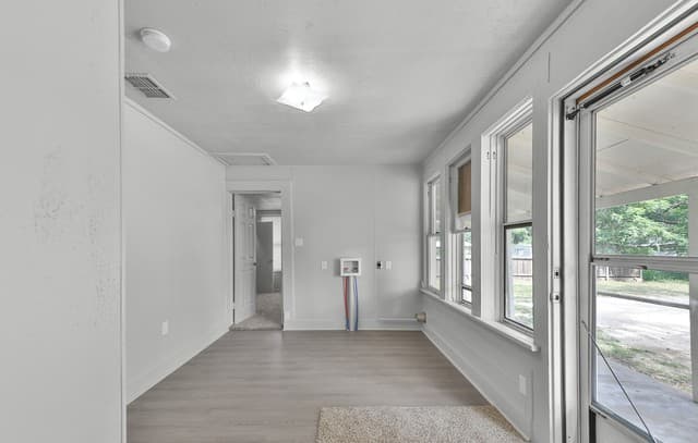 3-bedroom rental at 804 Commerce St in Pleasanton, TX — photo 5