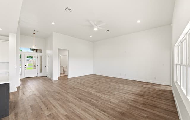 4-bedroom rental at 705 34th Street in Hondo, TX — photo 2