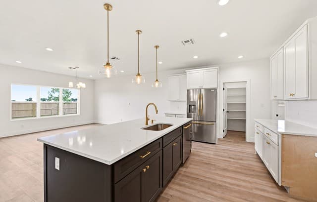 4-bedroom rental at 705 34th Street in Hondo, TX — photo 4