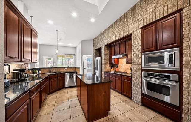 5-bedroom rental at 9123 Rio Sedona in Helotes, TX — photo 4