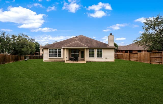 5-bedroom rental at 9123 Rio Sedona in Helotes, TX — photo 5