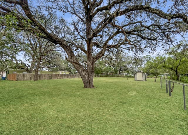rental at 822 Market St in Pleasanton, TX — photo 1