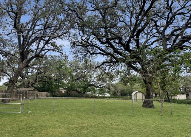 rental at 822 Market St in Pleasanton, TX — photo 2