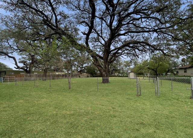 rental at 822 Market St in Pleasanton, TX — photo 3