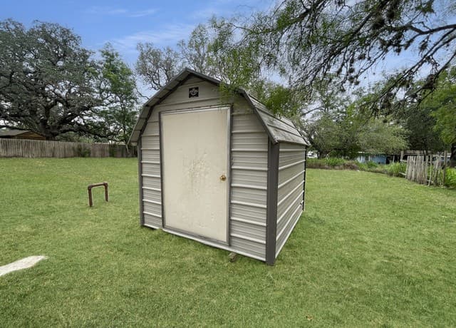 rental at 822 Market St in Pleasanton, TX — photo 4