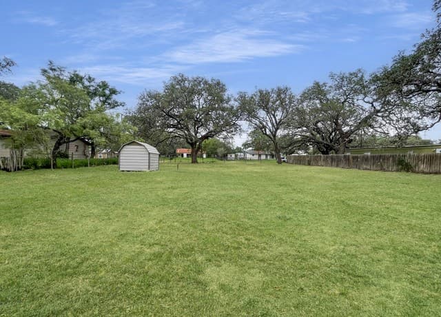 rental at 822 Market St in Pleasanton, TX — photo 5