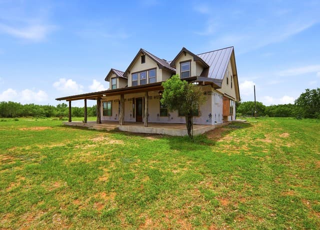 3-bedroom rental at 1253 County Road 7421 in Yancey, TX — photo 2