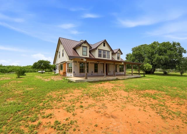3-bedroom rental at 1253 County Road 7421 in Yancey, TX — photo 3