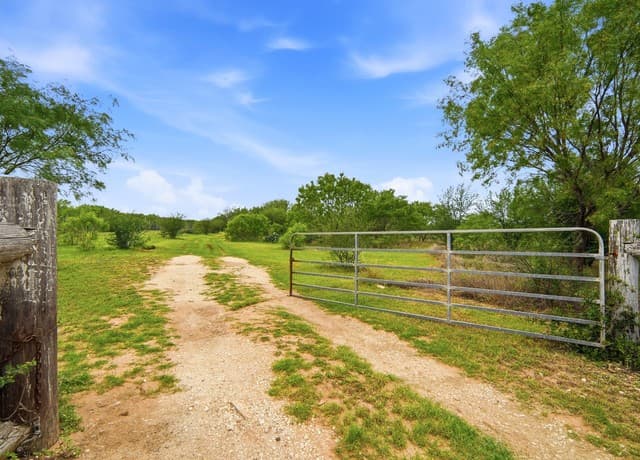 3-bedroom rental at 1253 County Road 7421 in Yancey, TX — photo 4