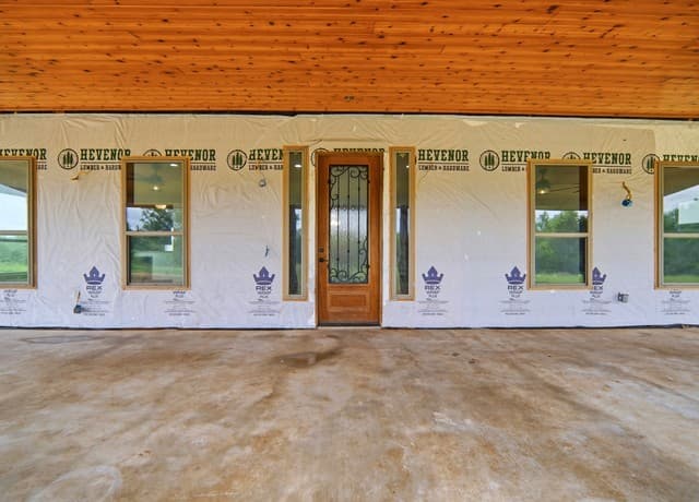 3-bedroom rental at 1253 County Road 7421 in Yancey, TX — photo 5