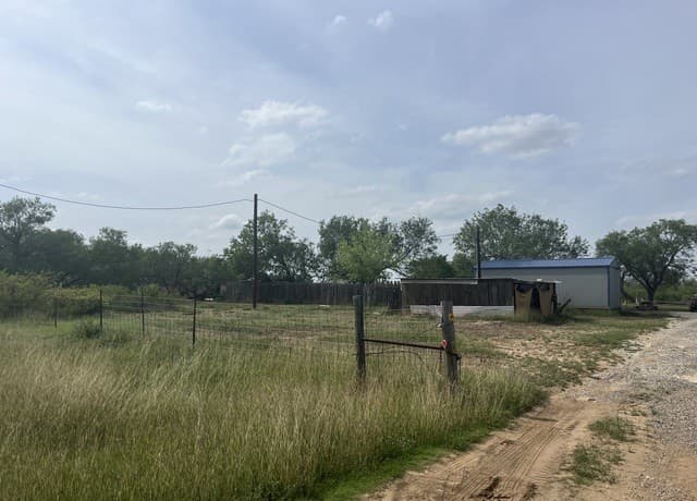 rental at 130 Trails End in Pleasanton, TX — photo 2