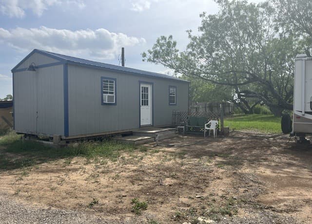 rental at 130 Trails End in Pleasanton, TX — photo 3