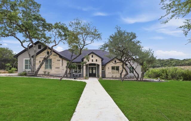 4-bedroom rental at 22311 White Doe Pass in San Antonio, TX — photo 2