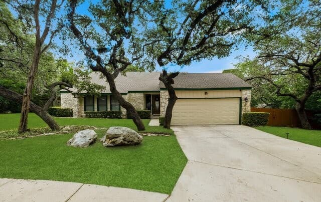3-bedroom rental at 2023 Encino Valley St in San Antonio, TX — photo 2
