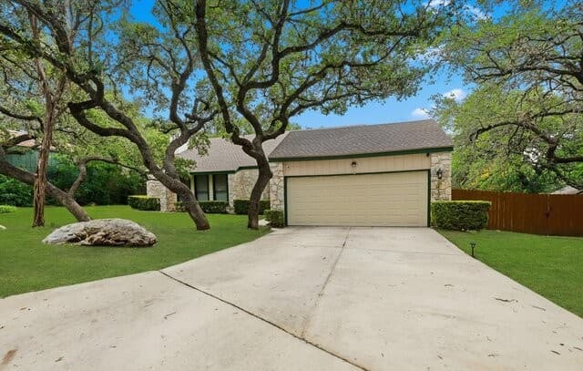 3-bedroom rental at 2023 Encino Valley St in San Antonio, TX — photo 4