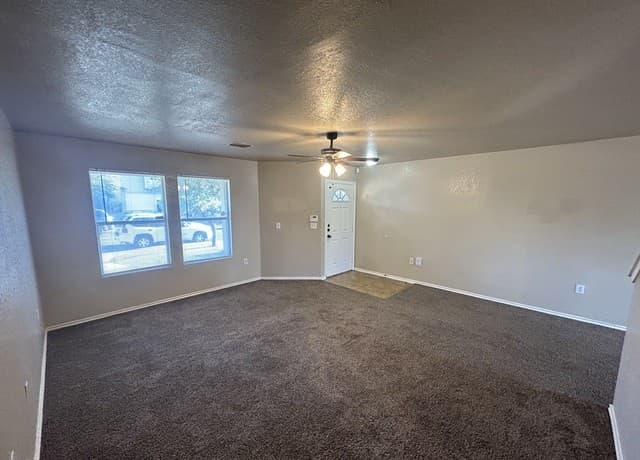 3-bedroom rental at 6119 Plumbago Pl in San Antonio, TX — photo 4