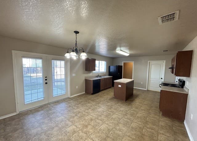 3-bedroom rental at 6119 Plumbago Pl in San Antonio, TX — photo 5