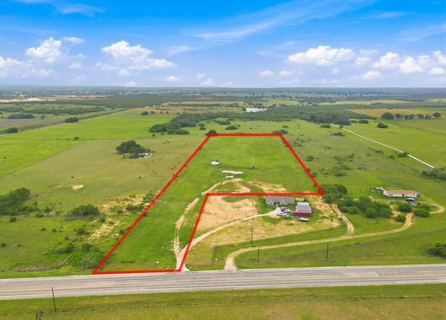 rental at 4488 State Highway 97 W in Floresville, TX — photo 1