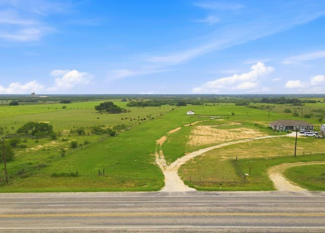 rental at 4488 State Highway 97 W in Floresville, TX — photo 2