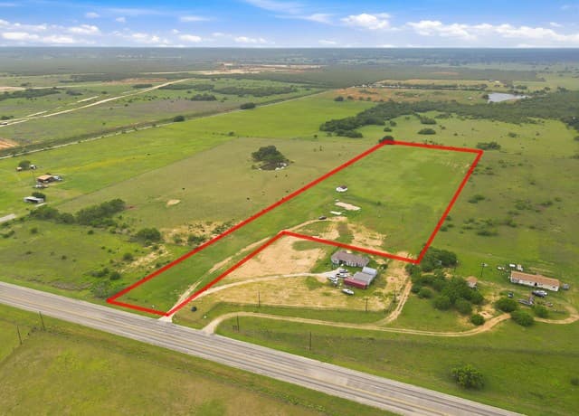 rental at 4488 State Highway 97 W in Floresville, TX — photo 3