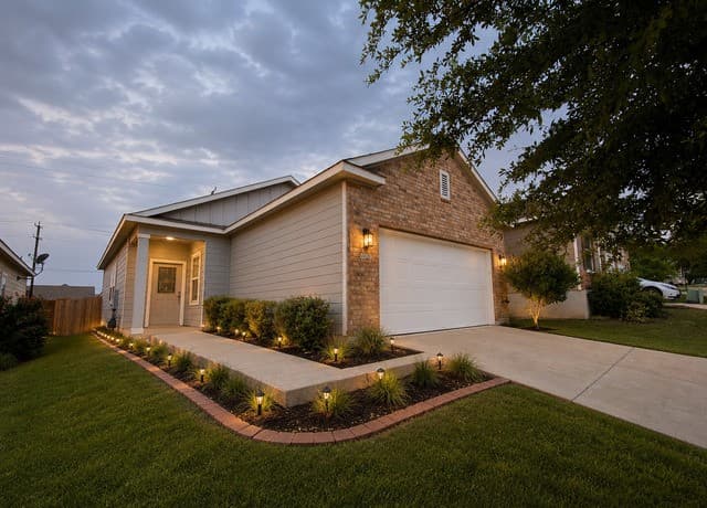3-bedroom rental at 4937 Hallies Gdn in St Hedwig, TX — photo 1