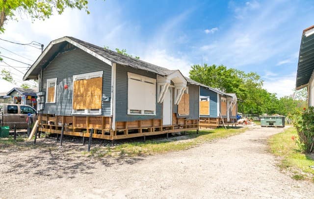 rental at 817 W Poplar St in San Antonio, TX — photo 1